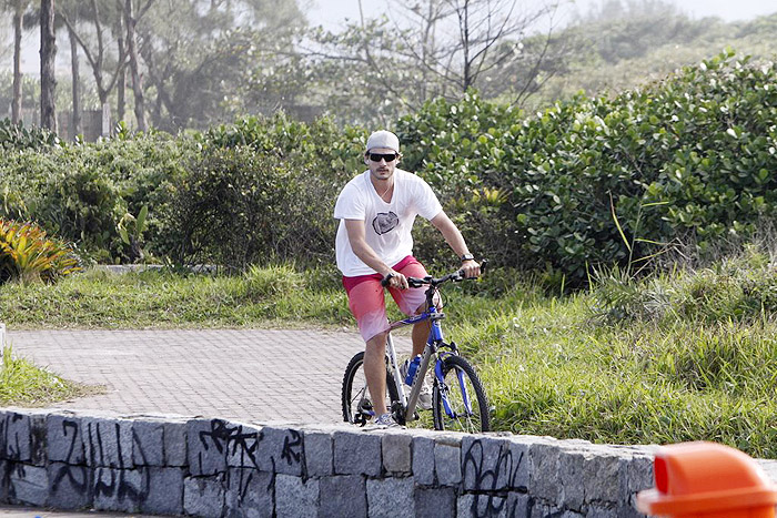 Rodrigo Hilbert passeia de bike pelo Rio