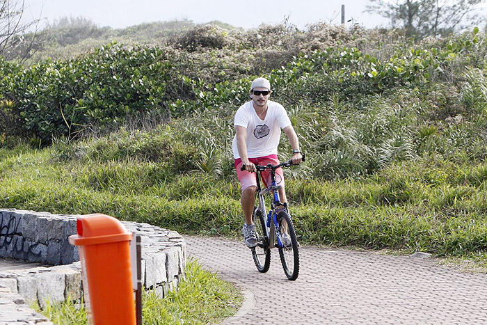 Rodrigo Hilbert passeia de bike pelo Rio