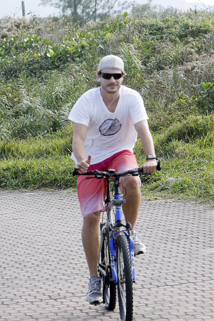 Rodrigo Hilbert passeia de bike pelo Rio