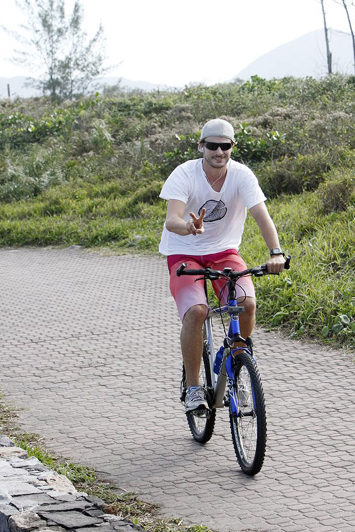 Rodrigo Hilbert passeia de bike pelo Rio