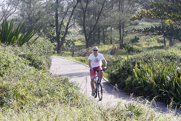 Rodrigo Hilbert passeia de bike pelo Rio