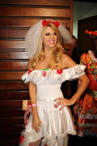 Durante a festa Val Marchiori vestiu um vestido de noiva caipira para integrar a quadrilha. 
