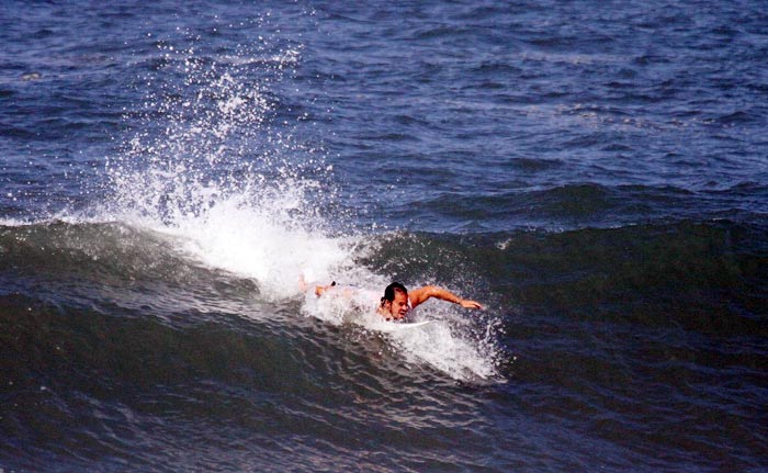 Paulinho Vilhena aproveitou a manhã para surfar