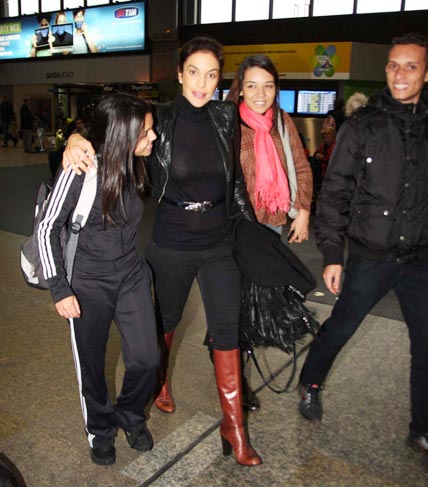 Ivete Sangalo foi fotografada no saguão de um aeroporto de São Paulo