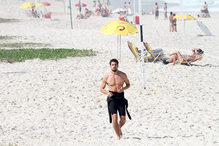 Cauã Reymond  aproveitou a tarde desta sexta-feira para correr na praia. 