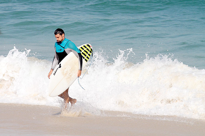 Depois de várias ondas, ator saiu cansado do mar.