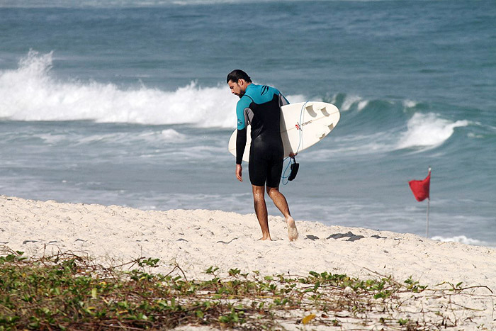 Cauã aproveitou a folga das gravações para curtir a praia carioca. 