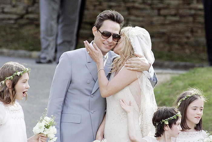 Kate Moss deu um beijinho carinhoso no marido