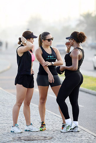 Antes de correr Natalia ex bbb ,Veridiana Freitas e Adriana Bombom batem um papo descontraído. 