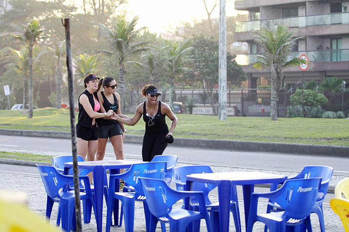 Adriana Bombom divertiu as amigas. 