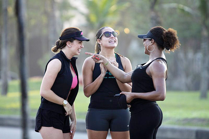 Famosas mais conversaram do que se exercitaram. 