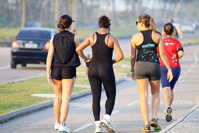 Depois de muito papear elas resolveram fazer o exercício.