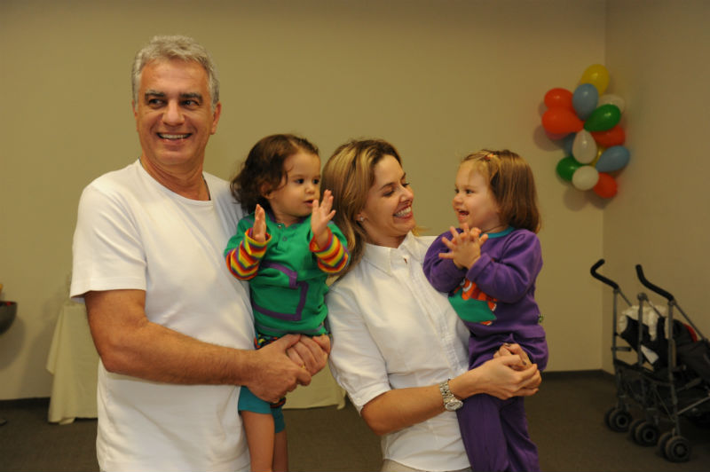 Eduardo Menga com Sofia no colo e Bianca Rinaldi segurando Beatriz