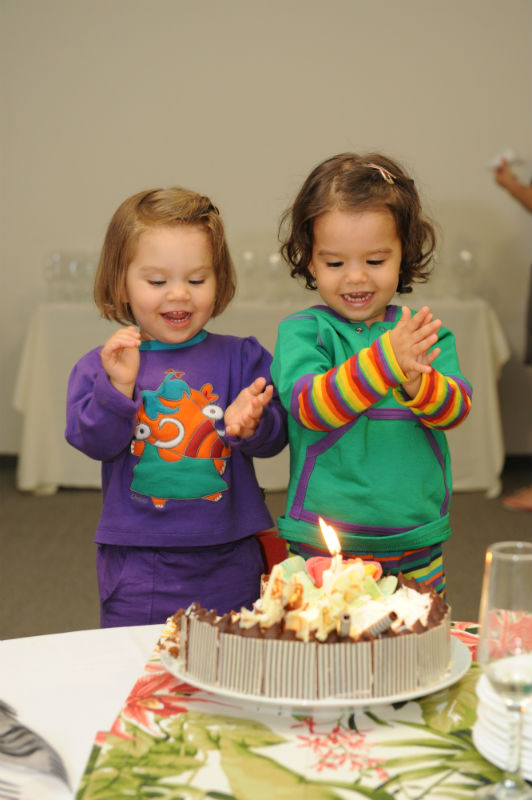 Beatriz e Sofia se divertiram no aniversário surpresa do papai Eduardo Menga