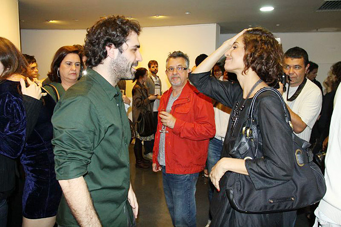 Pedro Freire e Camila Pitanga batem papo do lado de fora da sala do teatro