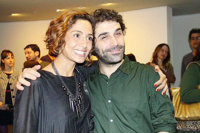 Camila Pitanga abraça o diretor da peça Pedro Freire na hora da foto