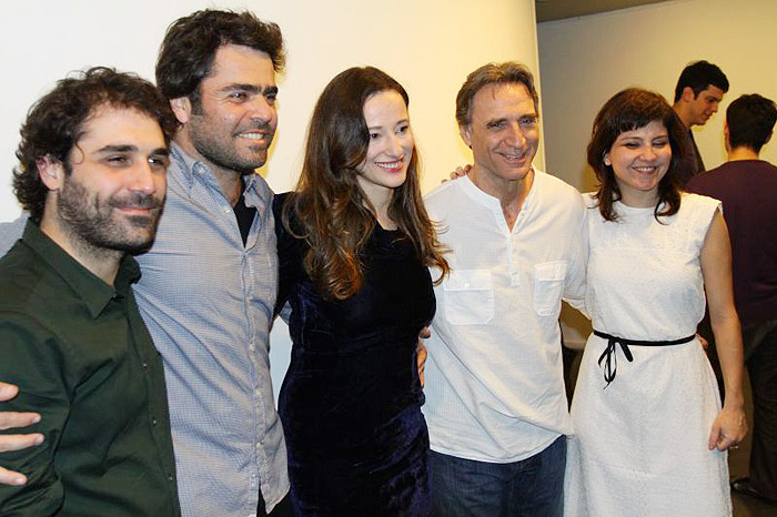 Herson Capri posa para foto ao lado do elenco do espetáculo