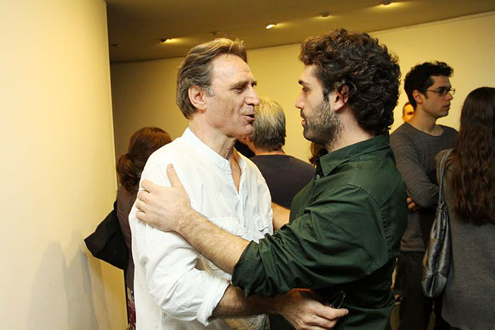 Herson Capri cumprimenta seu filho, Pedro Freire, diretor da peça