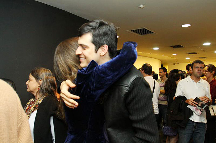 Mateus Solano dá um abraço em sua mulher 
