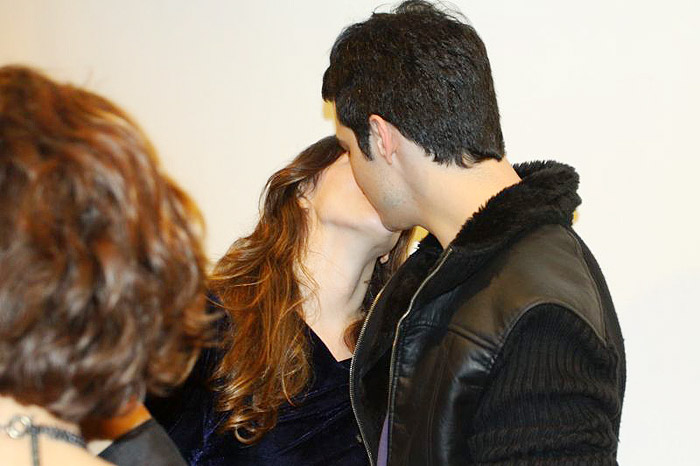 Mateus Solano e sua esposa selam o amor um pelo outro com um beijo