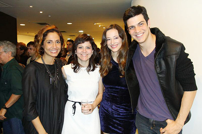 Mateus Solano, a mulher Paula Braun, Camila Pitanga e Cristina Flores posam para foto 