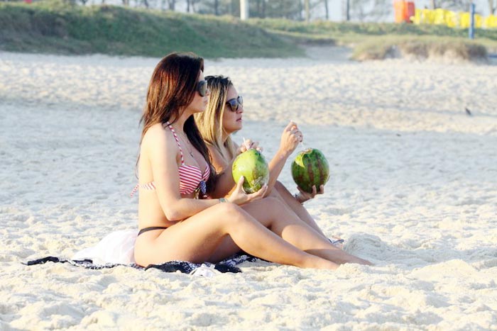 Ex-BBB Natália e Veridiana curtem dia de sol na Praia da Reserva