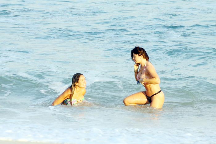 Ex-BBB Natália e Veridiana curtem dia de sol na Praia da Reserva