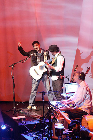 Jorge Vercillo toca ao lado de um dos integrantes de sua banda