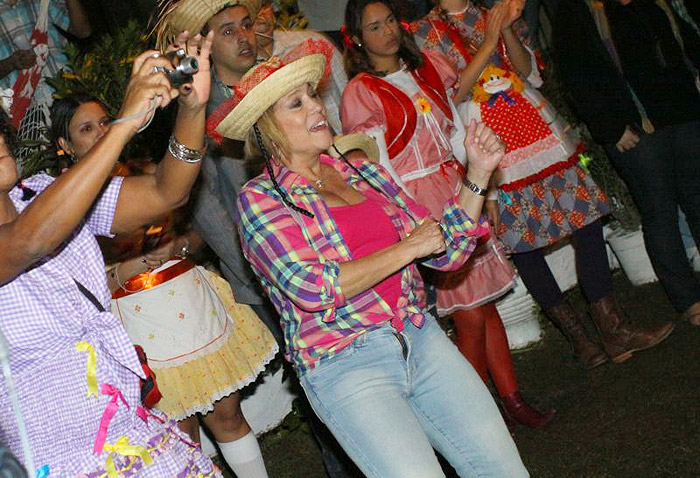Susana Vieira no ritmo da festa julina