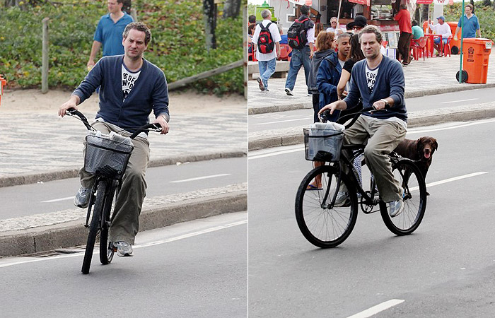 Dan Stulbach passeia de bicicleta pela orla de Ipanema/Ag News