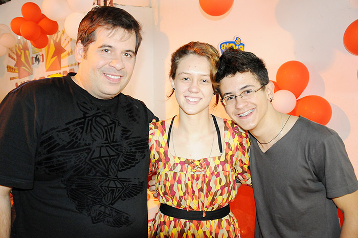O humorista Leandro Hassum posou ao lado de Aline Peixoto e David Lucas