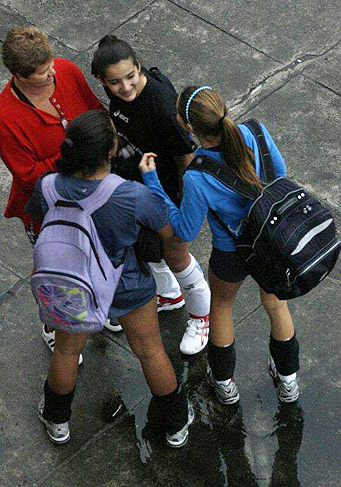 Sasha conversou com as colegas antes do treino de vôlei 