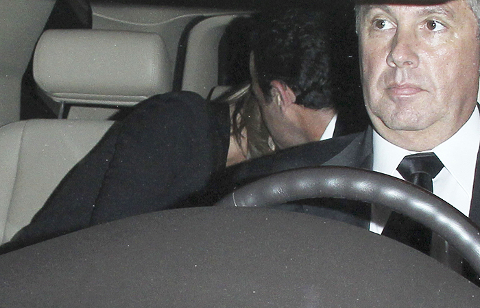 Jennifer Aniston e Justin Theroux são clicados se beijando, na saída de clube noturno - Grosby