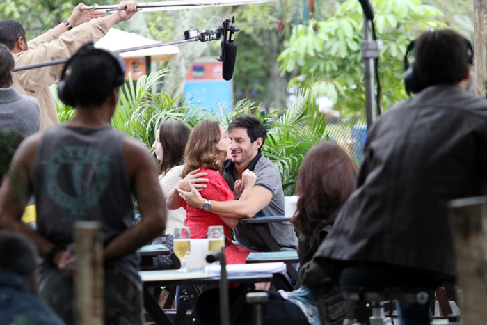 Em uma das cenas, Ricardo abraça Isabela