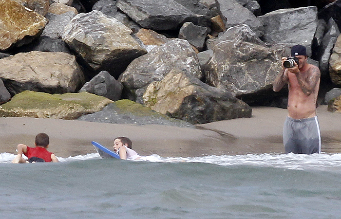 David Beckham leva filhos à praia, enquanto espera nascimento de sua filha - Grosby