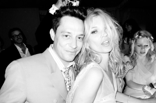 Jamie Hince e Kate Moss posam para as lentes de Terry Richardson