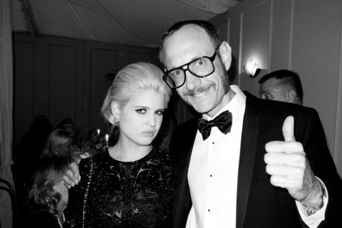 Terry Richardson posa ao lado de Kelly Osbourne