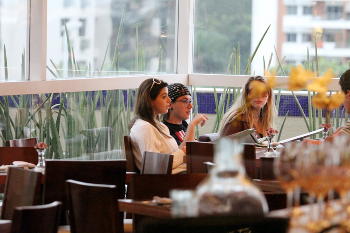 Giovanna Lancelotti e Pe Lanza almoçaram em um restaurante do shopping