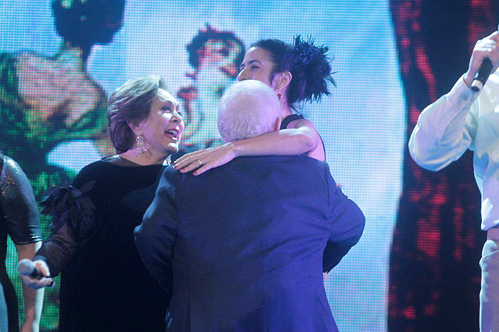 Marisa Monte sendo abraçada por Jô Soares e Aracy Balabanian