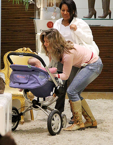 Letícia tirou a filha do carrinho de bebê