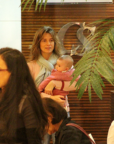 Atriz foi fotografada com a filha em um shopping do Rio
