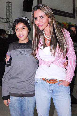 Renata Banhara foi acompanhada do filho Marcos. 