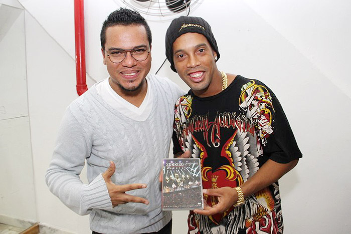 Ronaldinho Gaúcho ganhou um DVD autografado do grupo Sorriso Maroto