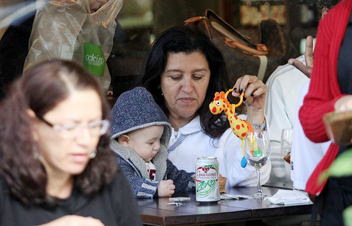 Regina Casé se encanta por criança em restaurante - agnews