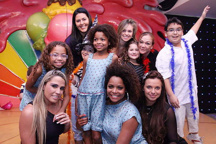 Adriana Bombom comemorou o aniversário da filha ao lado de amigas