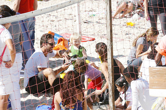 Carlos Bonow e a mulher, Keila, sentaram na areia para ver o filho tocar