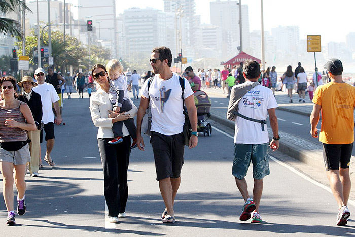 A família seguiu o passeio pela orla do Leblon