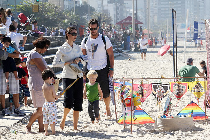 Carlos Bonow e a mulher, Keila, levaram o filho para passear