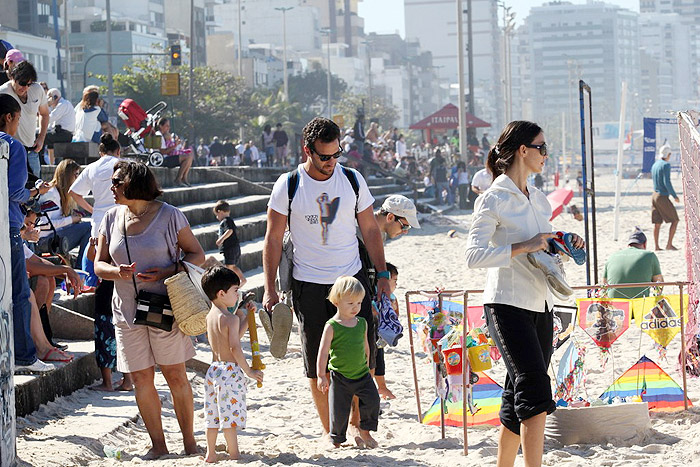 Ator aproveitou a manhã de sol para passear com a família