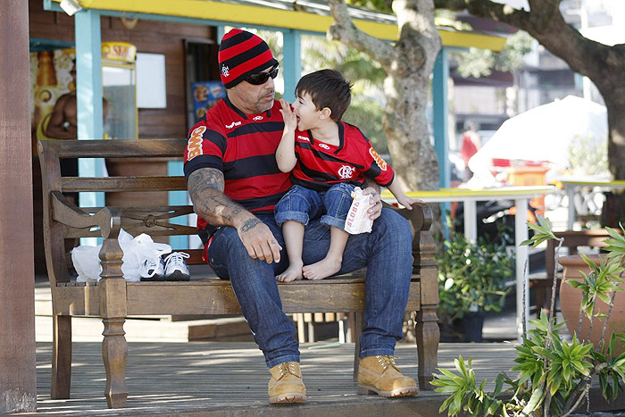 Alexandre Frota passeou com o filho de sua namorada